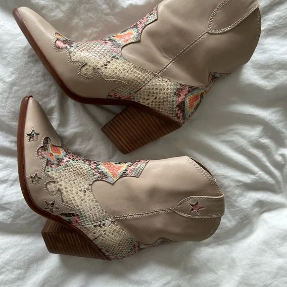 COPY - Aldo x Tezza Leather The Runaway Embossed Western Boots in Beige. - Picture 8 of 9